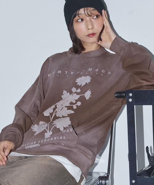 Anchor Smith(アンカー スミス)の「ヴィンテージライク スプレー加工 フラワーグラフィックプリント裏起毛スウェット(スウェット・レディース・ブラウン/ネイビー/ブラック・M/L)」の2枚目の写真