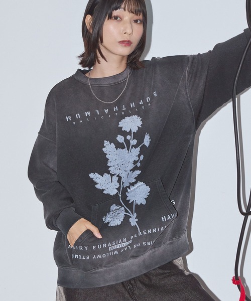 Anchor Smith(アンカー スミス)の「ヴィンテージライク スプレー加工 フラワーグラフィックプリント裏起毛スウェット(スウェット・レディース・ブラウン/ネイビー/ブラック・M/L)」の1枚目の写真