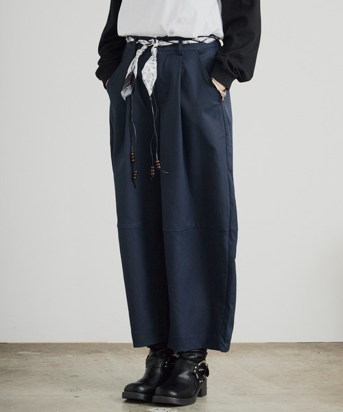 AO2（アオズ）の「ベルト付きバレルレッグパンツ（スラックス・レディース・ネイビー/ベージュ/ホワイト/ブラック・FREE）」の4枚目の写真