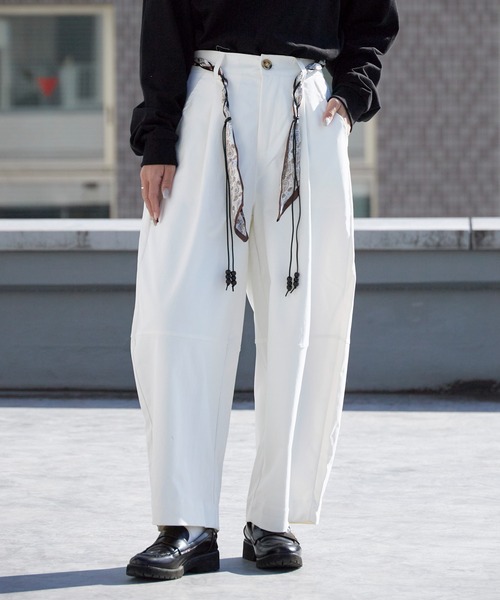 AO2（アオズ）の「ベルト付きバレルレッグパンツ（スラックス・レディース・ネイビー/ベージュ/ホワイト/ブラック・FREE）」の2枚目の写真