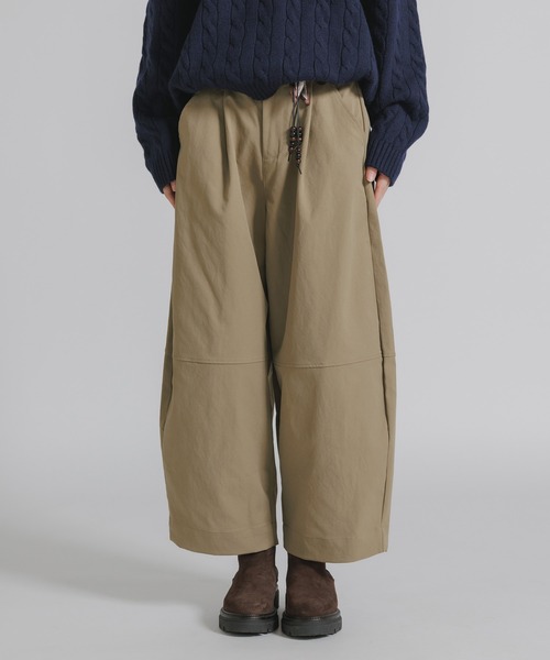 AO2（アオズ）の「ベルト付きバレルレッグパンツ（スラックス・レディース・ネイビー/ベージュ/ホワイト/ブラック・FREE）」の13枚目の写真