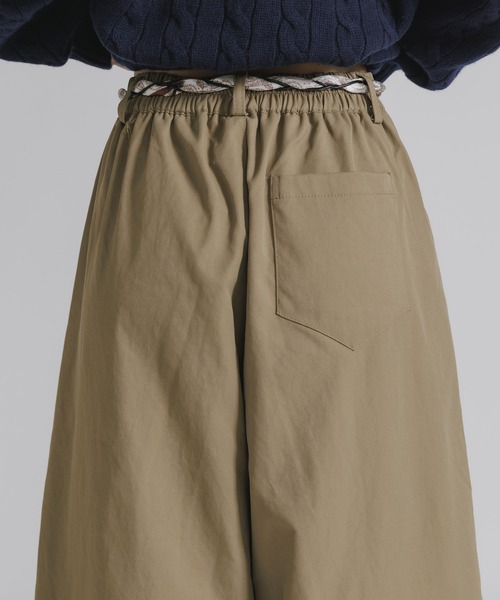 AO2（アオズ）の「ベルト付きバレルレッグパンツ（スラックス・レディース・ネイビー/ベージュ/ホワイト/ブラック・FREE）」の7枚目の写真