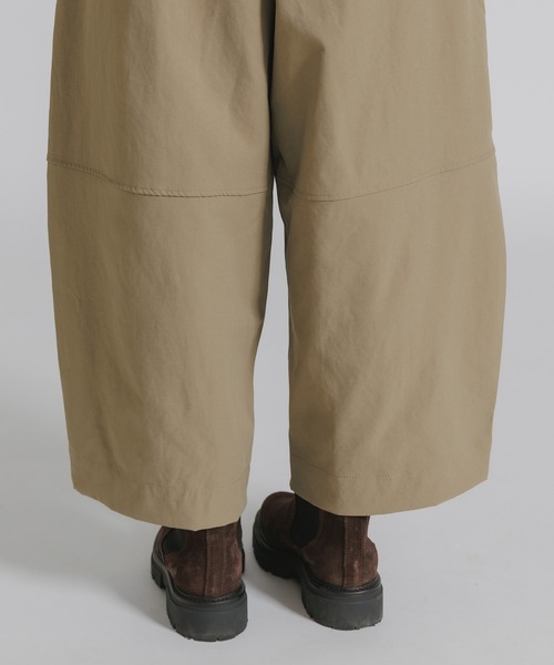 AO2（アオズ）の「ベルト付きバレルレッグパンツ（スラックス・レディース・ネイビー/ベージュ/ホワイト/ブラック・FREE）」の5枚目の写真