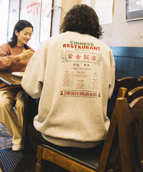 FREAK'S STORE(フリークスストア)の「限定展開 紫金飯店×FREAK'S STORE 別注 ビッグシルエット バックプリント クルーネック スウェット / チャイナデザイン(スウェット・メンズ・ピンク/グレー/チャコールグレー・SMALL/MEDIUM/LARGE)」の2枚目の写真