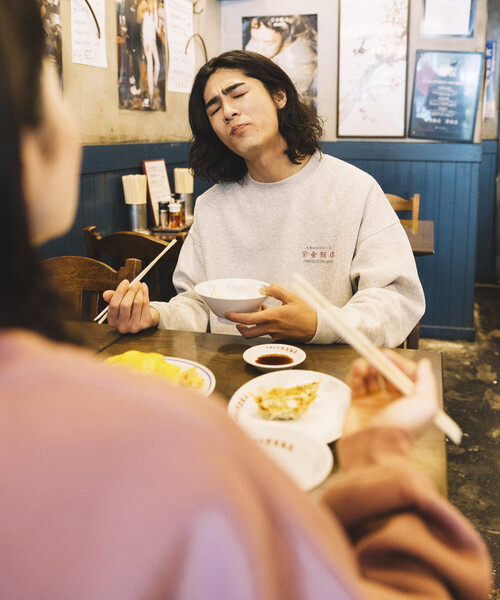 FREAK'S STORE(フリークスストア)の「限定展開 紫金飯店×FREAK'S STORE 別注 ビッグシルエット バックプリント クルーネック スウェット / チャイナデザイン(スウェット・メンズ・ピンク/グレー/チャコールグレー・SMALL/MEDIUM/LARGE)」の8枚目の写真