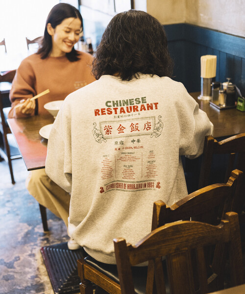FREAK'S STORE(フリークスストア)の「限定展開 紫金飯店×FREAK'S STORE 別注 ビッグシルエット バックプリント クルーネック スウェット / チャイナデザイン(スウェット・メンズ・ピンク/グレー/チャコールグレー・SMALL/MEDIUM/LARGE)」の9枚目の写真
