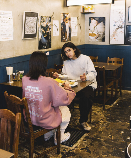 FREAK'S STORE(フリークスストア)の「限定展開 紫金飯店×FREAK'S STORE 別注 ビッグシルエット バックプリント クルーネック スウェット / チャイナデザイン(スウェット・メンズ・ピンク/グレー/チャコールグレー・SMALL/MEDIUM/LARGE)」の11枚目の写真