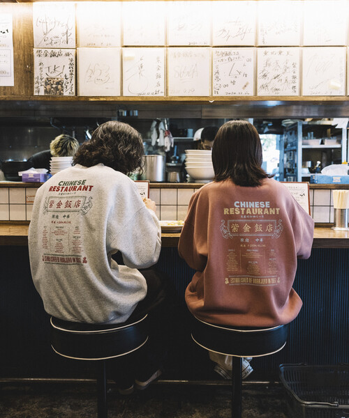 FREAK'S STORE(フリークスストア)の「限定展開 紫金飯店×FREAK'S STORE 別注 ビッグシルエット バックプリント クルーネック スウェット / チャイナデザイン(スウェット・メンズ・ピンク/グレー/チャコールグレー・SMALL/MEDIUM/LARGE)」の15枚目の写真