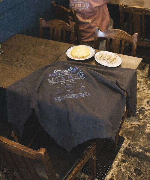 FREAK'S STORE(フリークスストア)の「限定展開 紫金飯店×FREAK'S STORE 別注 ビッグシルエット バックプリント クルーネック スウェット / チャイナデザイン(スウェット・メンズ・ピンク/グレー/チャコールグレー・SMALL/MEDIUM/LARGE)」の5枚目の写真