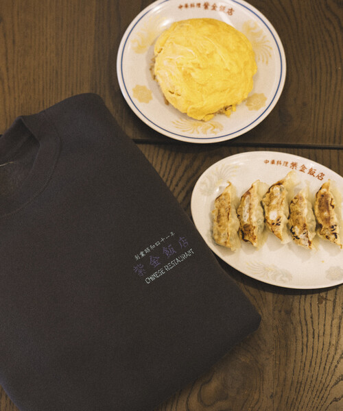 FREAK'S STORE(フリークスストア)の「限定展開 紫金飯店×FREAK'S STORE 別注 ビッグシルエット バックプリント クルーネック スウェット / チャイナデザイン(スウェット・メンズ・ピンク/グレー/チャコールグレー・SMALL/MEDIUM/LARGE)」の4枚目の写真