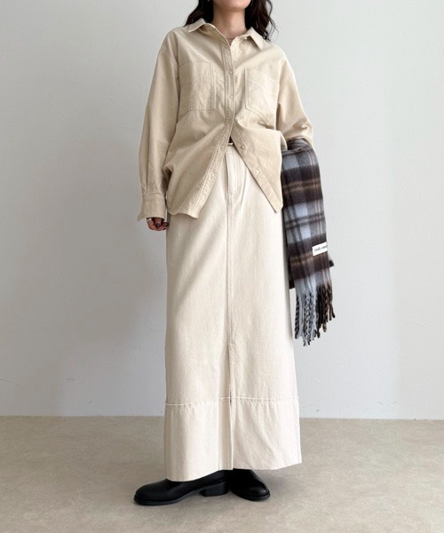 fredy emue(フレディエミュ)の「ロールアップデニムロングスカート(デニムスカート・レディース・キナリ/ブラック/インディゴブルー・マルチサイズ)」の4枚目の写真