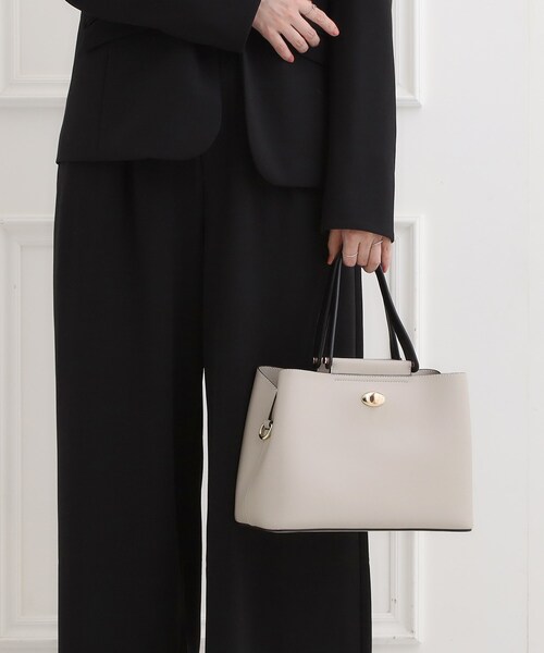 SHOO・LA・RUE（シューラルー）の「【セレモニー/2WAY】フロント金具トートバッグ（トートバッグ・レディース・グレー系4/ブラック/アイボリー・00）」の3枚目の写真