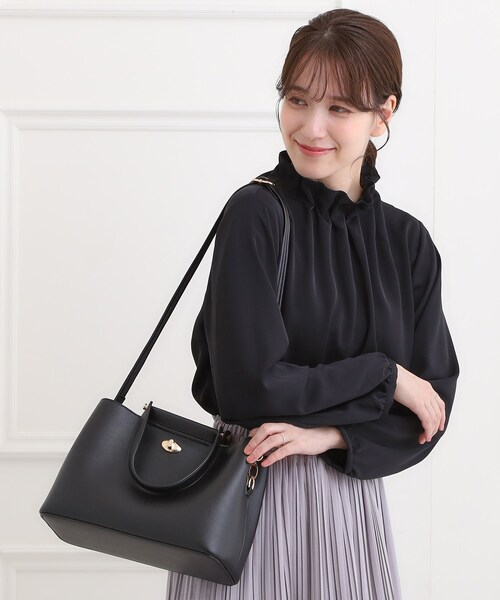 SHOO・LA・RUE（シューラルー）の「【セレモニー/2WAY】フロント金具トートバッグ（トートバッグ・レディース・グレー系4/ブラック/アイボリー・00）」の2枚目の写真