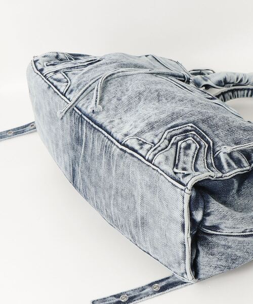 .KOM(ドットコム)の「A'GEM/9 × .kom 『.KOM/ドットケーオーエム』 Washed Denim Handbag/ウォッシュデニム ハンドバッグ(ハンドバッグ・レディース・ブルー/ブラック・FREE)」の12枚目の写真