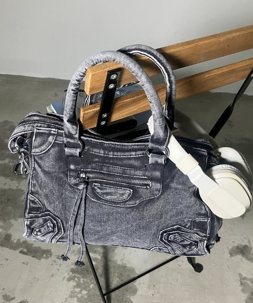 .KOM(ドットコム)の「A'GEM/9 × .kom 『.KOM/ドットケーオーエム』 Washed Denim Handbag/ウォッシュデニム ハンドバッグ(ハンドバッグ・レディース・ブルー/ブラック・FREE)」の4枚目の写真