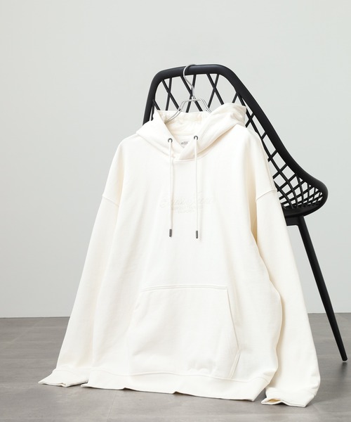 GUESS JEANS（ゲスジーンズ）の「GUESS JEANS GJ HOOD OS 3D EMBRO SCRIPT LOGO SWEAT ゲス プルオーバースウェットフーディ（パーカー・メンズ・ネイビー/アイボリー・L/S/M）」の2枚目の写真