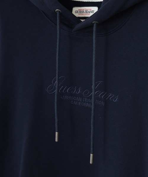 GUESS JEANS（ゲスジーンズ）の「GUESS JEANS GJ HOOD OS 3D EMBRO SCRIPT LOGO SWEAT ゲス プルオーバースウェットフーディ（パーカー・メンズ・ネイビー/アイボリー・L/S/M）」の6枚目の写真