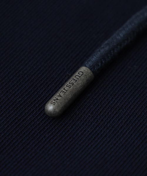 GUESS JEANS（ゲスジーンズ）の「GUESS JEANS GJ HOOD OS 3D EMBRO SCRIPT LOGO SWEAT ゲス プルオーバースウェットフーディ（パーカー・メンズ・ネイビー/アイボリー・L/S/M）」の7枚目の写真