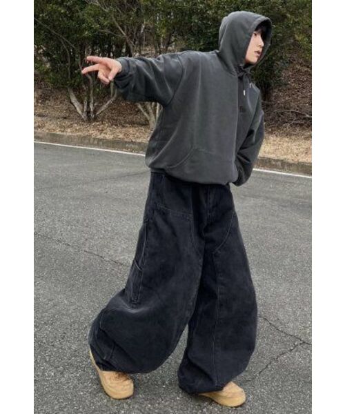 AVANDRESS（アバンドレス ）の「UNISEX AV OVERSIZED HOODIE PIGMENT BLACK（パーカー・レディース・ブラック・LARGE/MEDIUM/SMALL）」の2枚目の写真