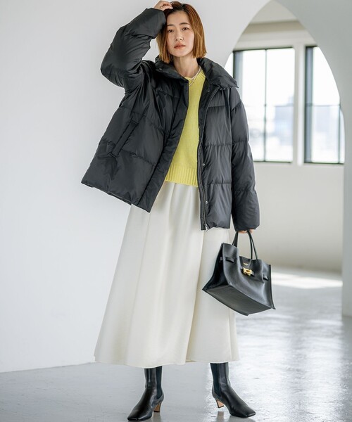 23区(ニジュウサンク)の「シレータフタ ハイネック ショート ダウンコート(ダウンジャケット/コート・レディース・ブラック系/黄土色系/ライトグレー系・38)」の20枚目の写真