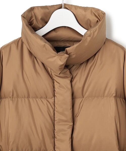 23区(ニジュウサンク)の「シレータフタ ハイネック ショート ダウンコート(ダウンジャケット/コート・レディース・ブラック系/黄土色系/ライトグレー系・38)」の4枚目の写真