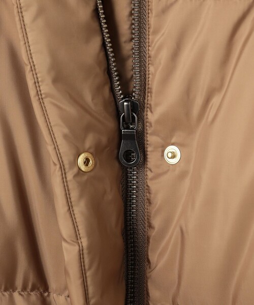 23区(ニジュウサンク)の「シレータフタ ハイネック ショート ダウンコート(ダウンジャケット/コート・レディース・ブラック系/黄土色系/ライトグレー系・38)」の9枚目の写真