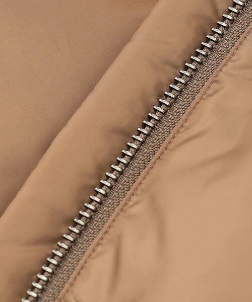 23区(ニジュウサンク)の「シレータフタ ハイネック ショート ダウンコート(ダウンジャケット/コート・レディース・ブラック系/黄土色系/ライトグレー系・38)」の12枚目の写真