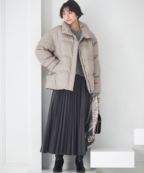 23区(ニジュウサンク)の「シレータフタ ハイネック ショート ダウンコート(ダウンジャケット/コート・レディース・ブラック系/黄土色系/ライトグレー系・38)」の14枚目の写真