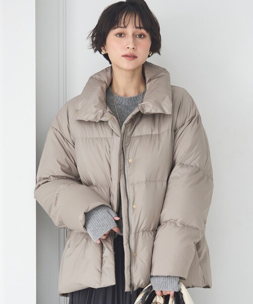 23区(ニジュウサンク)の「シレータフタ ハイネック ショート ダウンコート(ダウンジャケット/コート・レディース・ブラック系/黄土色系/ライトグレー系・38)」の2枚目の写真