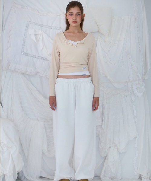 ROSEFRANTZ（ロゼフランツ）の「Eyelet Henley-neck Long Sleeve [Beige]（Tシャツ/カットソー・レディース・Beige・OS）」の2枚目の写真