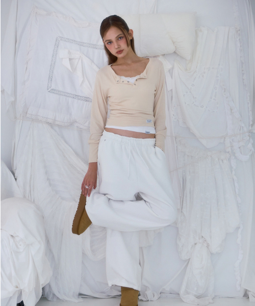 ROSEFRANTZ（ロゼフランツ）の「Eyelet Henley-neck Long Sleeve [Beige]（Tシャツ/カットソー・レディース・Beige・OS）」の4枚目の写真