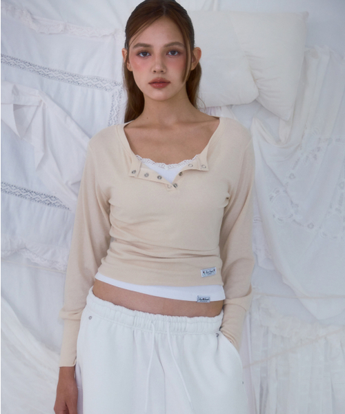 ROSEFRANTZ（ロゼフランツ）の「Eyelet Henley-neck Long Sleeve [Beige]（Tシャツ/カットソー・レディース・Beige・OS）」の5枚目の写真