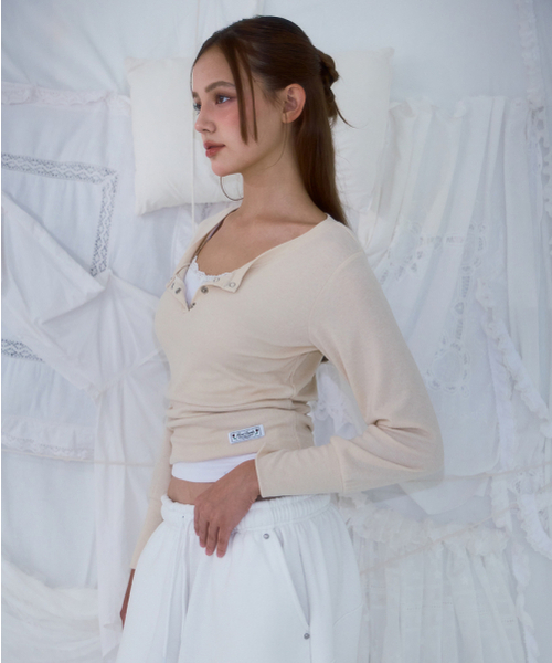 ROSEFRANTZ（ロゼフランツ）の「Eyelet Henley-neck Long Sleeve [Beige]（Tシャツ/カットソー・レディース・Beige・OS）」の7枚目の写真