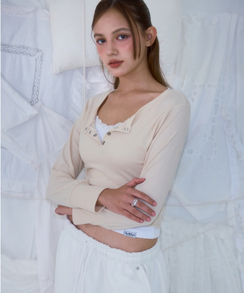 ROSEFRANTZ（ロゼフランツ）の「Eyelet Henley-neck Long Sleeve [Beige]（Tシャツ/カットソー・レディース・Beige・OS）」の8枚目の写真