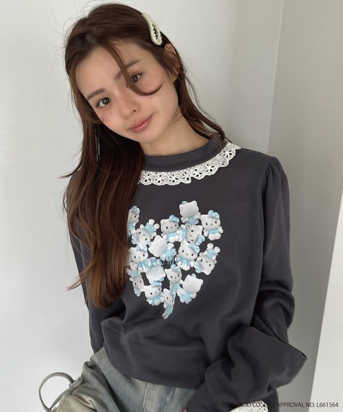 sanrio(サンリオ)の「ANGEL【HELLO KITTY】 HEART FRILL SWEAT(スウェット・レディース・グレー×サックスブルー/グレー×ピンク/オフホワイト/ブラック系・FREE)」の1枚目の写真