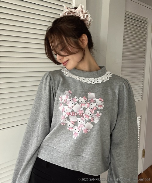 sanrio(サンリオ)の「ANGEL【HELLO KITTY】 HEART FRILL SWEAT(スウェット・レディース・グレー×サックスブルー/グレー×ピンク/オフホワイト/ブラック系・FREE)」の3枚目の写真