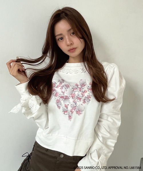 sanrio(サンリオ)の「ANGEL【HELLO KITTY】 HEART FRILL SWEAT(スウェット・レディース・グレー×サックスブルー/グレー×ピンク/オフホワイト/ブラック系・FREE)」の2枚目の写真