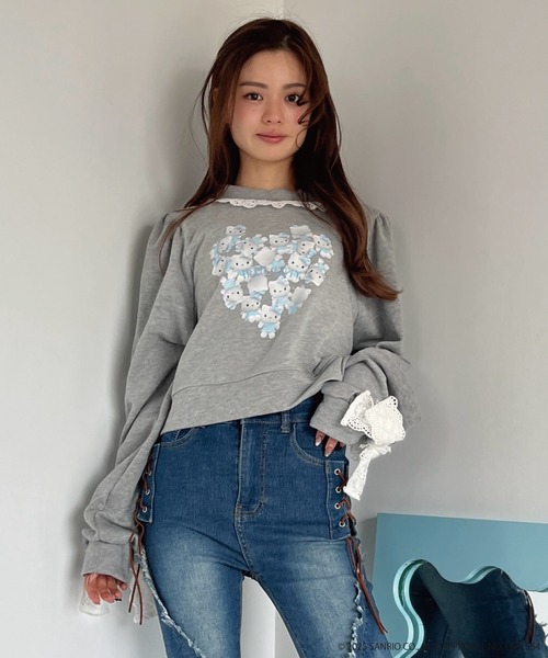 sanrio(サンリオ)の「ANGEL【HELLO KITTY】 HEART FRILL SWEAT(スウェット・レディース・グレー×サックスブルー/グレー×ピンク/オフホワイト/ブラック系・FREE)」の4枚目の写真