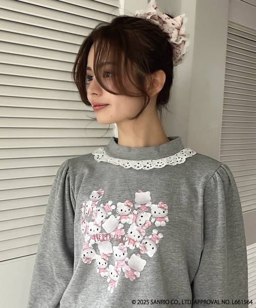 sanrio(サンリオ)の「ANGEL【HELLO KITTY】 HEART FRILL SWEAT(スウェット・レディース・グレー×サックスブルー/グレー×ピンク/オフホワイト/ブラック系・FREE)」の5枚目の写真