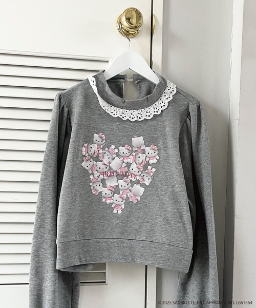 sanrio(サンリオ)の「ANGEL【HELLO KITTY】 HEART FRILL SWEAT(スウェット・レディース・グレー×サックスブルー/グレー×ピンク/オフホワイト/ブラック系・FREE)」の6枚目の写真