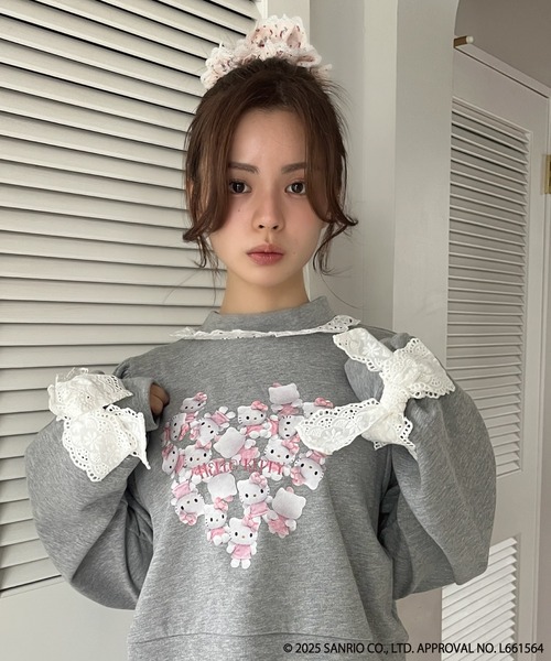 sanrio(サンリオ)の「ANGEL【HELLO KITTY】 HEART FRILL SWEAT(スウェット・レディース・グレー×サックスブルー/グレー×ピンク/オフホワイト/ブラック系・FREE)」の14枚目の写真