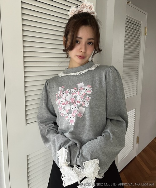 sanrio(サンリオ)の「ANGEL【HELLO KITTY】 HEART FRILL SWEAT(スウェット・レディース・グレー×サックスブルー/グレー×ピンク/オフホワイト/ブラック系・FREE)」の16枚目の写真