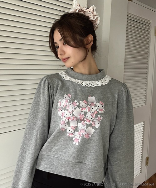 sanrio(サンリオ)の「ANGEL【HELLO KITTY】 HEART FRILL SWEAT(スウェット・レディース・グレー×サックスブルー/グレー×ピンク/オフホワイト/ブラック系・FREE)」の17枚目の写真