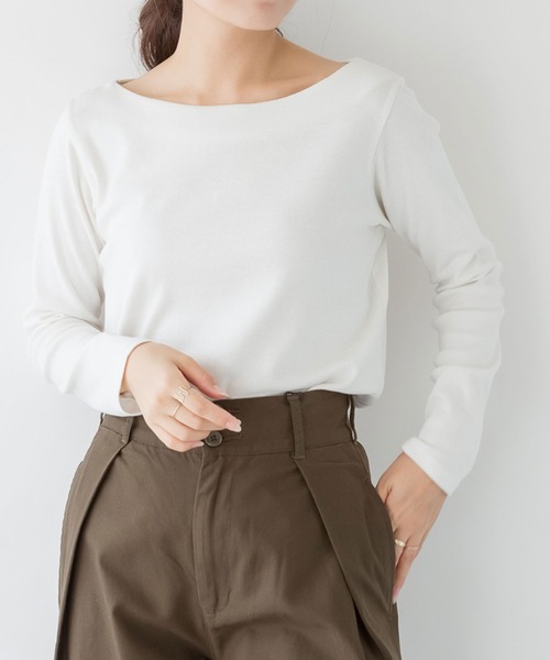 LARU(ラルー)の「コットンフライスボートネックロングスリーブシャツ(Tシャツ/カットソー・レディース・カーキ/パープル系その他/グレー系その他/ブラック/ホワイト/杢グレー/チャコールグレー/グレー系その他2・L/M)」の2枚目の写真