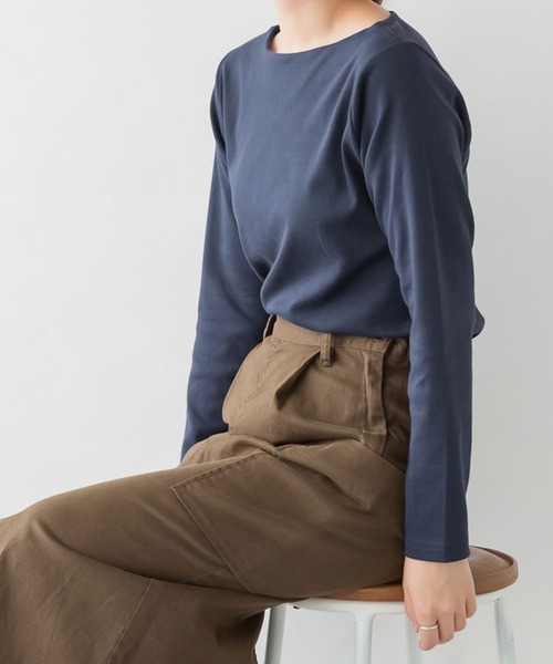 LARU(ラルー)の「コットンフライスボートネックロングスリーブシャツ(Tシャツ/カットソー・レディース・カーキ/パープル系その他/グレー系その他/ブラック/ホワイト/杢グレー/チャコールグレー/グレー系その他2・L/M)」の14枚目の写真
