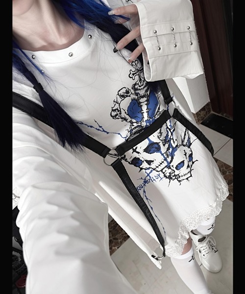 NOVESSEL(ノベセル)の「『TricuspidC/トライカスピッドシー』ハーネス付きスカルプリントロングスリーブTシャツ(Tシャツ/カットソー・レディース・ホワイト×ブルー/ブラック×グレー/ブラック×ブルー・S)」の2枚目の写真