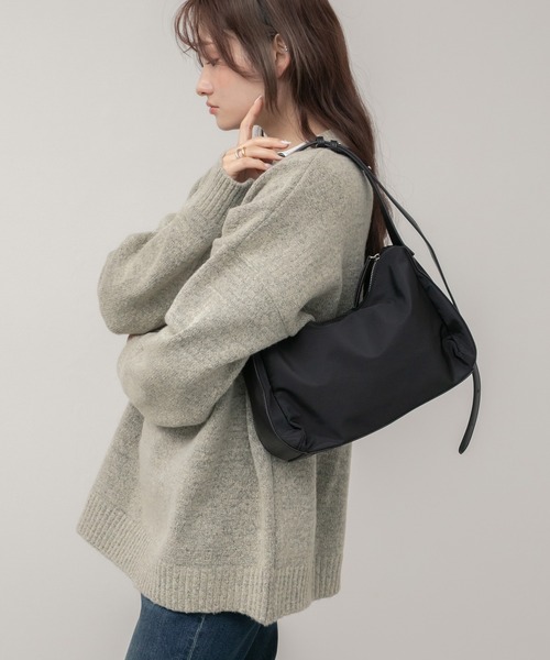 HEILIS(ヘイリス)の「ワンショルダーベルテッドバッグ / 2WAY シンプル 韓国 ベルト ファスナー ブラック カーキ アイボリー 無地 黒 白 ワンショルダー ハンドバッグ 軽量 カジュアル ノームコア(ショルダーバッグ・レディース・カーキ/アイボリー/ブラック・FREE)」の6枚目の写真