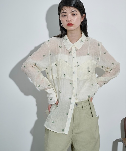 THE YOn(ザヨン)の「フラワー刺繍ビスチェデザインシアーシャツ(シャツ/ブラウス・レディース・ブラック/アイボリー・FREE)」の3枚目の写真
