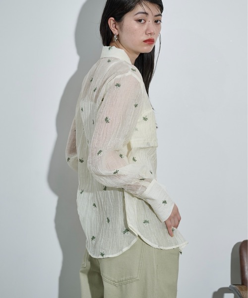 THE YOn(ザヨン)の「フラワー刺繍ビスチェデザインシアーシャツ(シャツ/ブラウス・レディース・ブラック/アイボリー・FREE)」の6枚目の写真