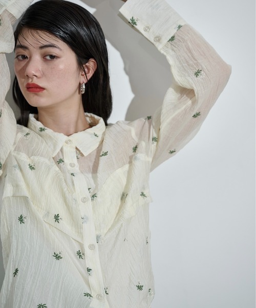 THE YOn(ザヨン)の「フラワー刺繍ビスチェデザインシアーシャツ(シャツ/ブラウス・レディース・ブラック/アイボリー・FREE)」の8枚目の写真